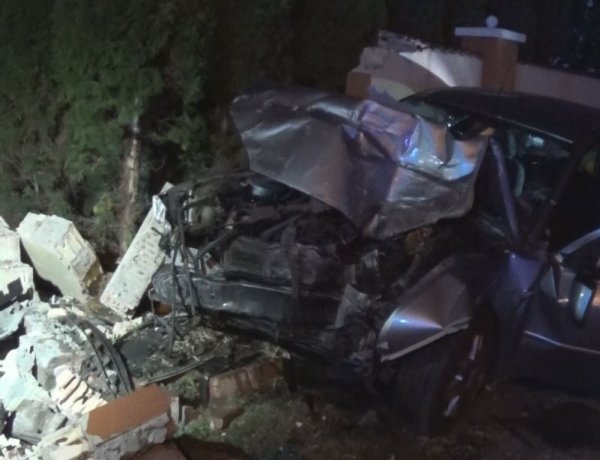 Csütörtökön hajnalban egy személygépjármű kerítésnek csapódott a Család utcán