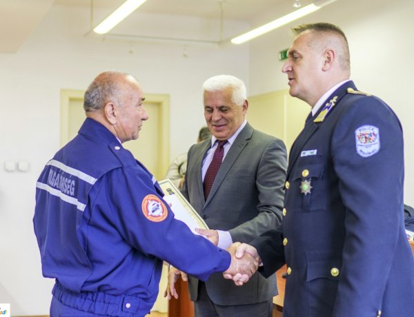 Rendőröket, polgárőröket és közterület-felügyelőket jutalmaztak
