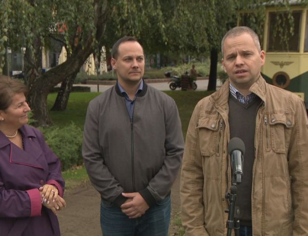 Dália dobozt hozott Nyíregyházára a jobbikos Varga-Damm Andrea