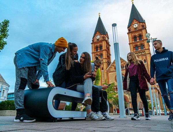 Okospadokat helyeztek ki a Kossuth térre - A fiatalok örömmel használják