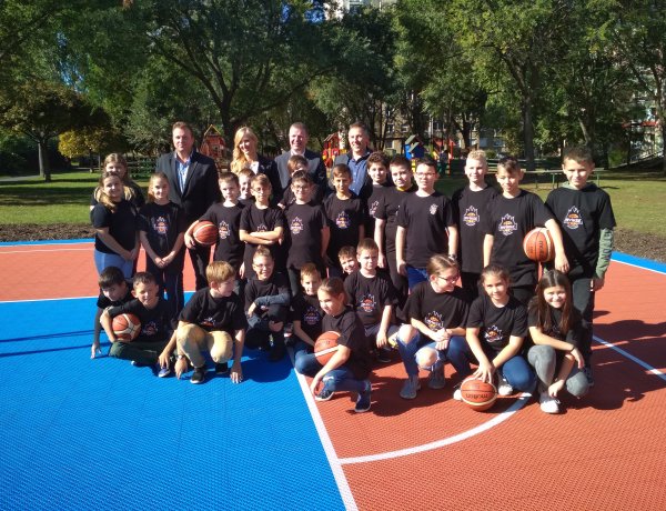 Modern streetball pálya Örökösföldön - műanyag borítás és új palánk várja a fiatalokat