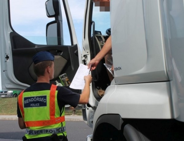 Hétfőtől fokozottan ellenőrzi a teherautókat és a buszokat a rendőrség