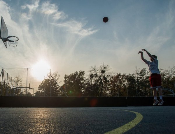 Streetball-pályát adott át Szabó Tünde Nyíregyházán, az örökösföldi városrészben