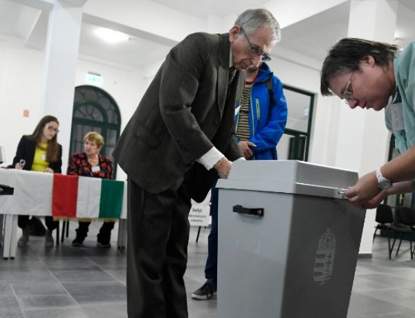 Két vagy három szavazólapot kapnak a választók a vasárnapi választáson
