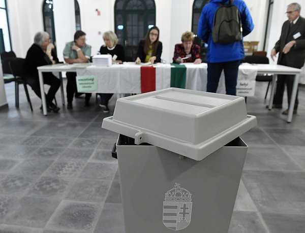 Ajándék – Mobiltelefon-kitámasztót kapnak az első választók a Nemzeti Választási Irodától