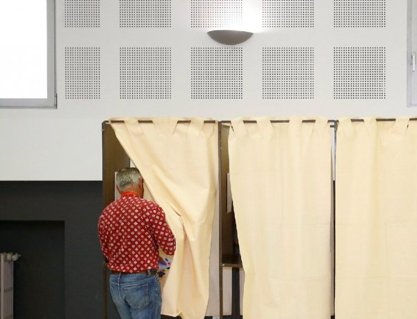 Tilos lefényképezni a szavazólapot, de szelfi készíthető a fülkében