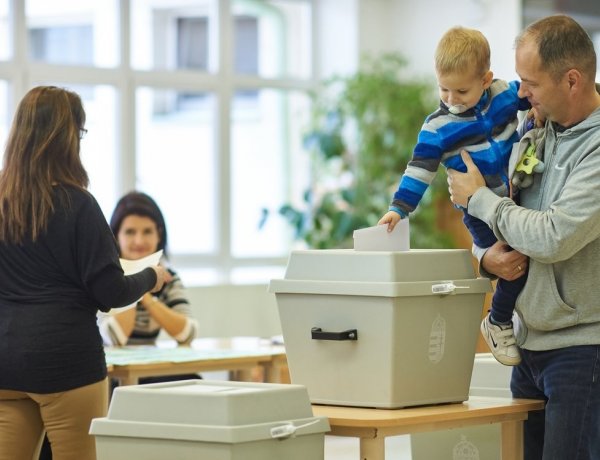Szavazók Nyíregyházán: folyamatosan érkeznek a választópolgárok