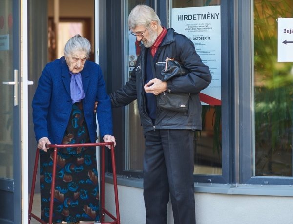 100. életévében sem kért mozgóurnát! Ilona néni az Alvégesi Művelődési Házban voksolt