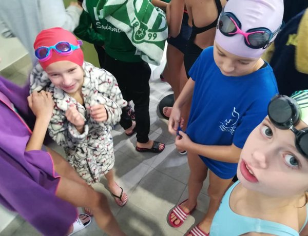 Tempóztak a békák és a delfinek - a fővárosi Tüske Uszodában! 