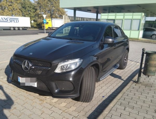 Körözött Mercedest állítottak meg a csengersimai határátkelőhelyen