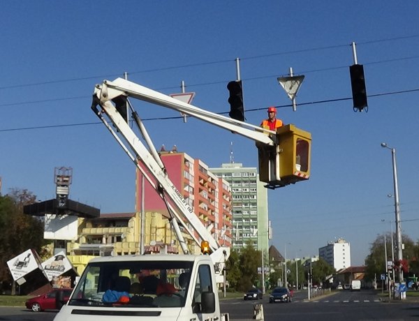 A jelzőlámpák őszi karbantartását végzik a város több pontján is