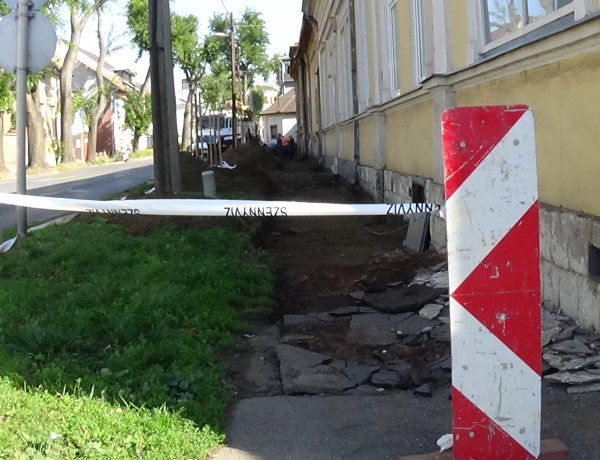 Járdafelújítási munkálatokat végeznek az Eötvös utcán, forgalomkorlátozás mellett