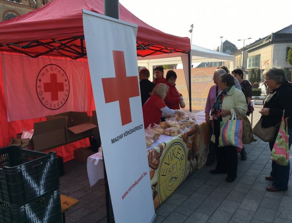 Október 16-a a kenyér világnapja – Ingyen pékárukat osztottak ma a belvárosban