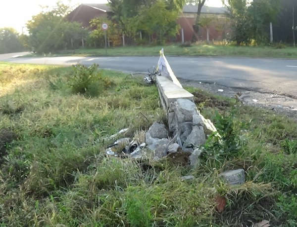 Villanyoszlopnak csapódott egy autó kedd este a Huszár telepen