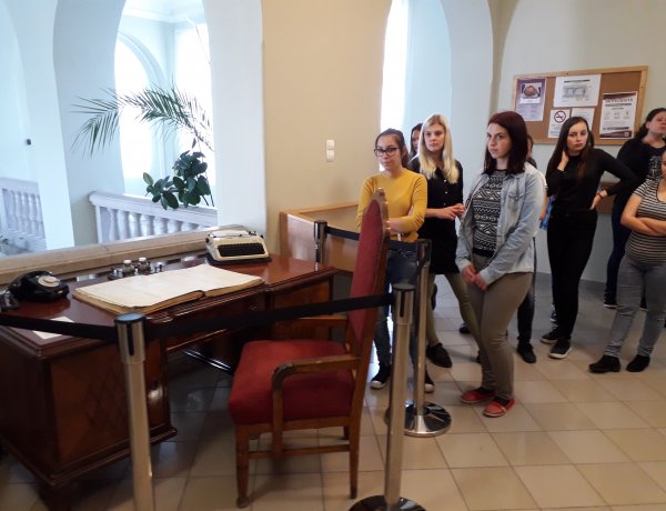 Széchenyis gimnazisták tekintették meg a törvényszéki relikviákat