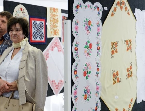 Szépkorúak kézimunka kiállítása  a Váci Mihály Kulturális Központban