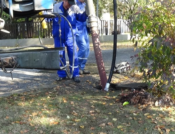 A Hattyú utcán speciális eszközökkel tisztítják a csapadékelvezető rendszert