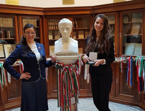 Nyelvészeti siker a Kölcseyben – Kazinczy-plakettet nyert Fehér Regina