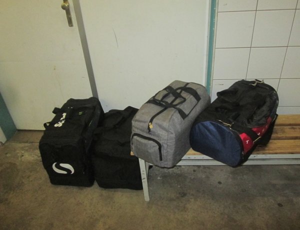 Hat táskába rejtette a csempészcigarettát – 2,5 milliós fogás