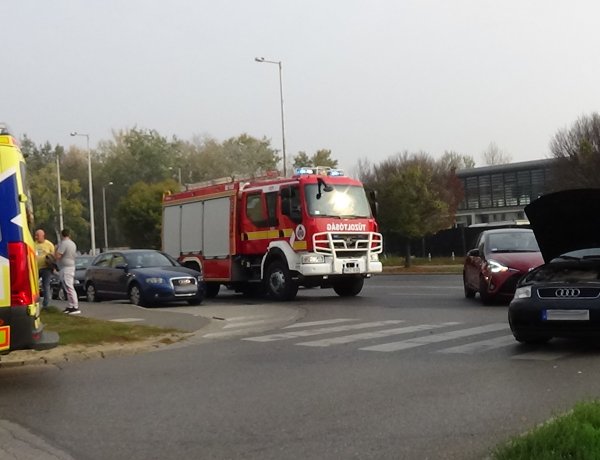 Két személygépkocsi ütközött Nyíregyházán, a Szabadság téren – Sérültek is vannak