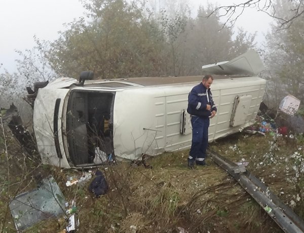 Árokba csapódott egy kisbusz – A 403-as körforgalmában történt a baleset