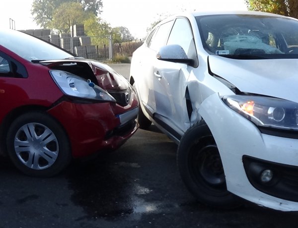 Jelentős anyagi kárral járó baleset történt szombaton a Kosbor utcán