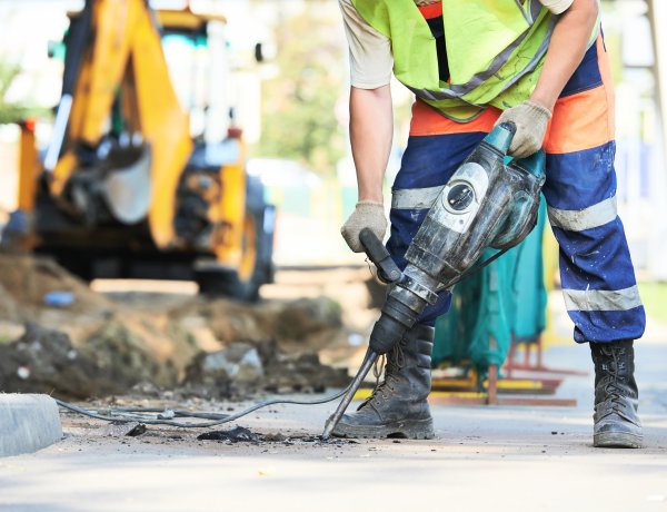 Éjszaka sem állnak meg a munkálatok a Szarvas utcán – Az ott lakók megértését kérik