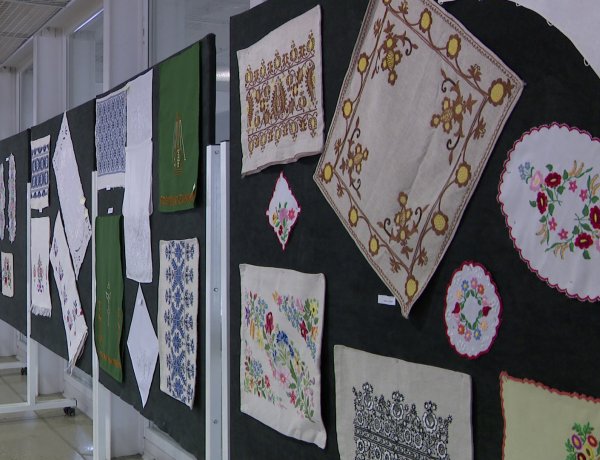 November 17-ig látogatható a Szépkorúak Kézimunka Kiállítása a VMKK-ban