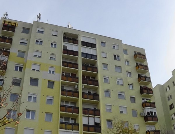 Műanyag hulladéktároló égett egy nyíregyházi társasház egyik lakásának erkélyén