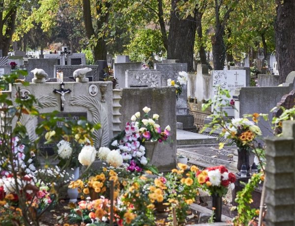 Már most megnövekedett forgalomra kell számítani a temetőkben és környékükön!