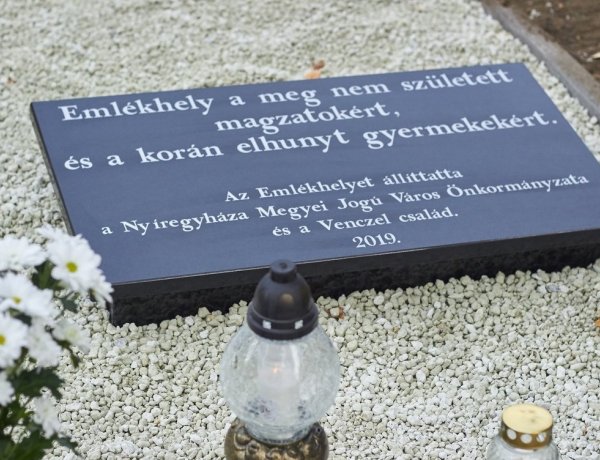 Mindenszentek és halottak napja közeledtével új emlékhellyel bővült az Északi Temető