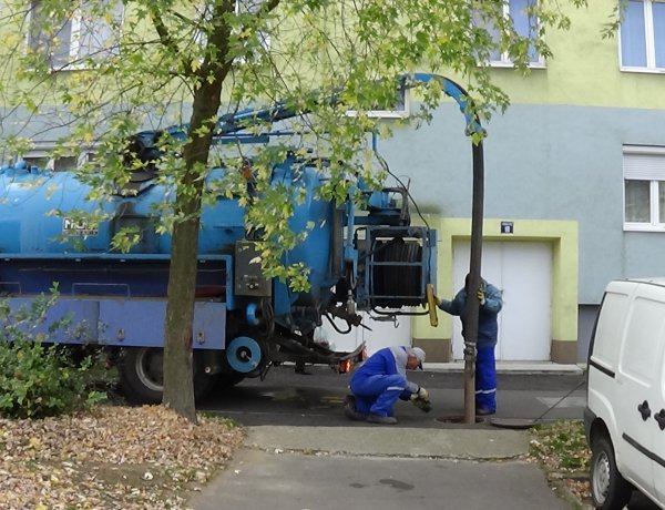 Forgalomkorlátozás – A csapadékelvezető-rendszer tisztítását végzik az Eperjes utcán