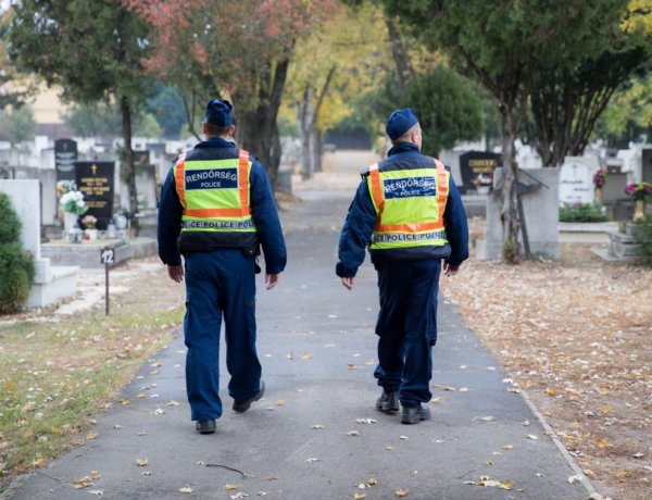 A temetőkben egyenruhás és civil ruhás rendőrök, valamint polgárőrök is figyelnek a rendre