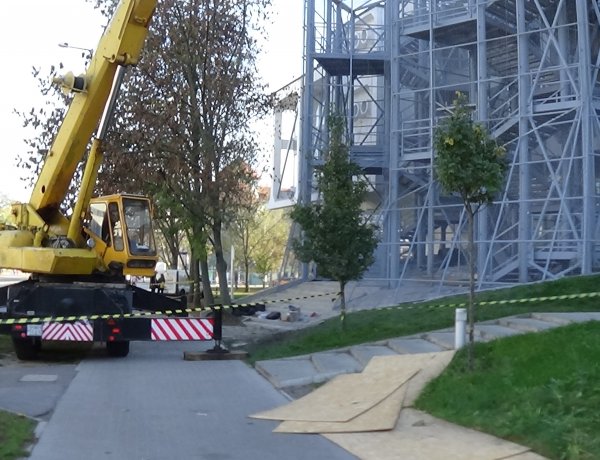 Újabb munkafolyamat következik – Befejeződtek a daruzási munkák a VMKK előtt