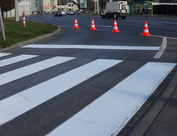 Gyalogos-átkelőhelyeket festettek ma a belváros több pontján, hétfőtől folytatódik a munka