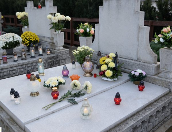 Virágok,koszorúk, gyertyák és mécsesek - Nyíregyházán is ezrek emlékeztek meg halottaikról