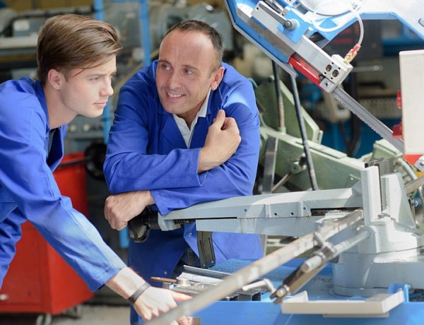 Példátlan béremelés vár a szakképzésben dolgozó pedagógusokra