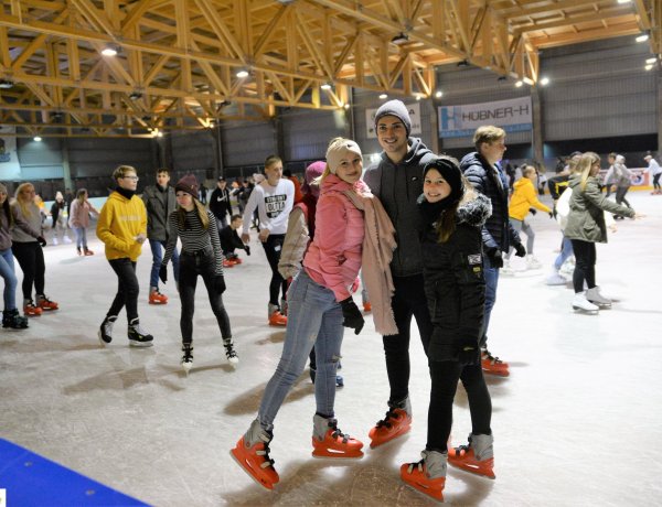 Megnyitott a Nyíregyházi Városi Jégpálya szombaton - Az esti Ice Party telt házas volt