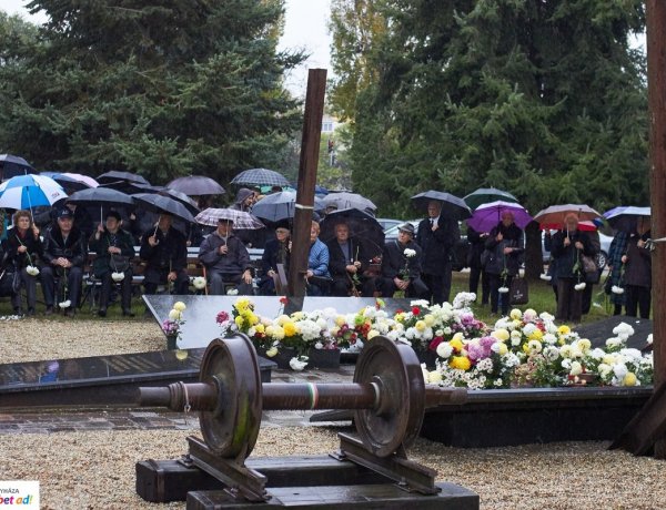 Elhurcoltakra emlékeztek:„még az sem adatott meg nekik, hogy a szülőföldben nyugodjanak.."