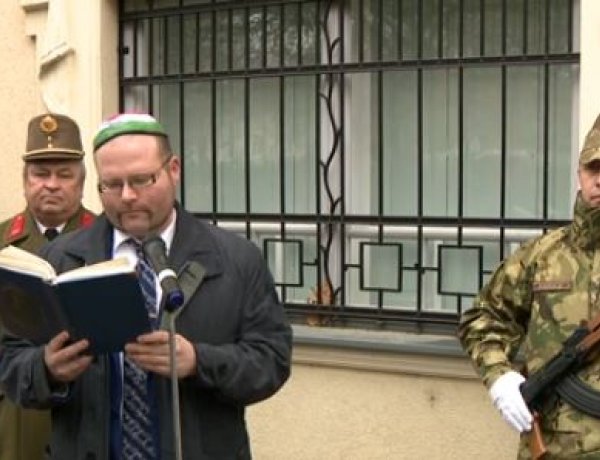 Megkoszorúzták az Igaz Ember emléktábláját az egykori Hadkiegészítő Parancsnokság épületén