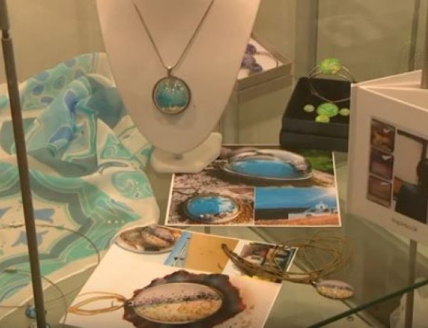 Három Nyíregyházához kötődő hölgy közös kiállítása nyílt a Móricz Zsigmond Könyvtárban