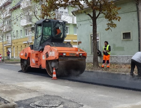 Megkezdődött az aszfaltozás a Szarvas utcán – Friss fotókon a munkálatok!