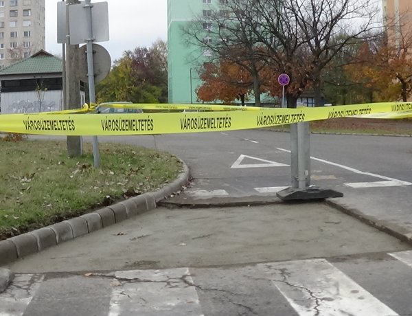 Megsüllyedt az aszfaltburkolat a Korányi Frigyes út és Május 1. tér kereszteződésében