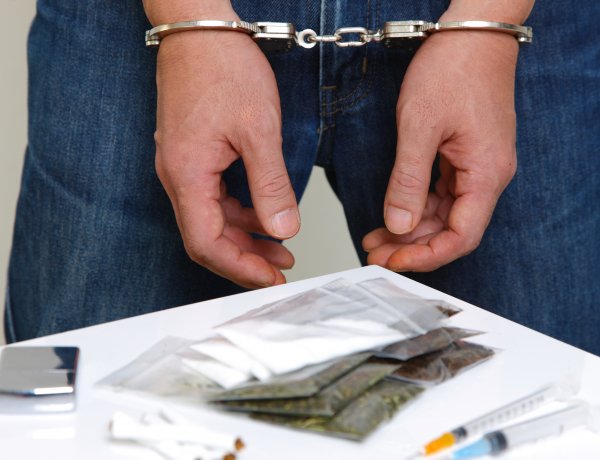 A parkolóban kapcsolta le a rendőrség a kábítószer-kereskedelemmel gyanúsított férfit