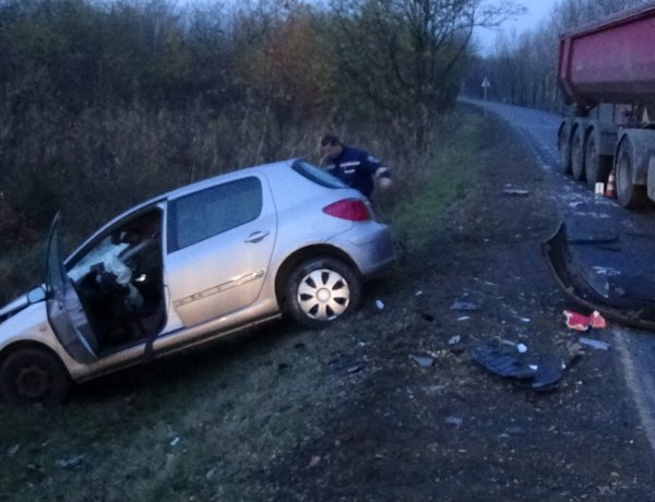Frontálisan ütközött két jármű Nyírbogdányban, egy személy megsérült