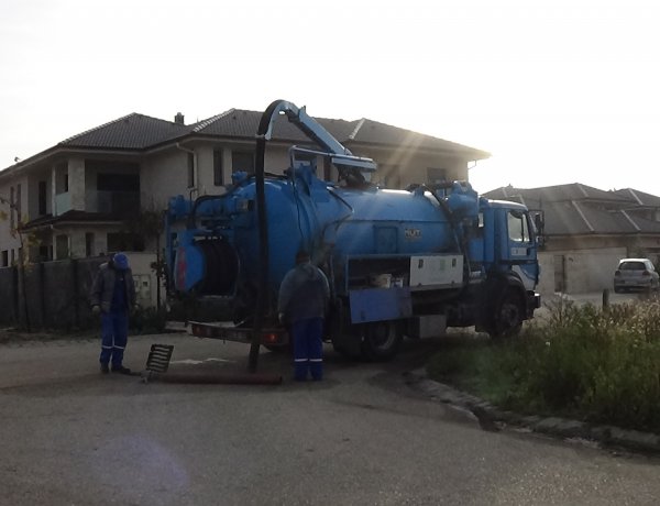 Csatornatisztítási munkálatokat végeznek a Gerlóczy utcán és Gerlóczy közben