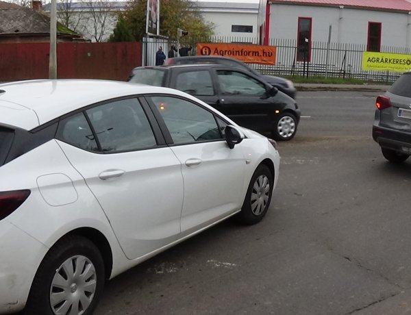 Jelentős anyagi kárral járó baleset történt a Tiszavasvári felüljárón