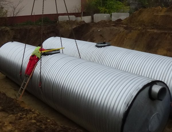 Toronydaru segítségével helyeztek el két 50 köbméteres csapadékvíz tárolót a Kökény utcán