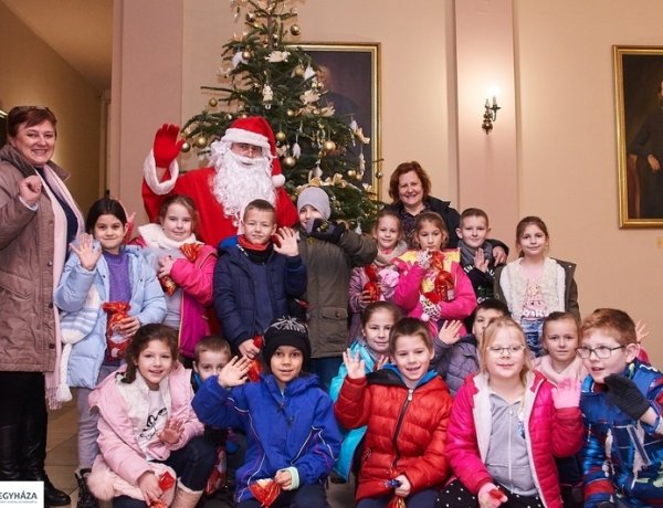 Vár a Mikulás a Kossuth téren, a Városházán és a Mikulásházban! 