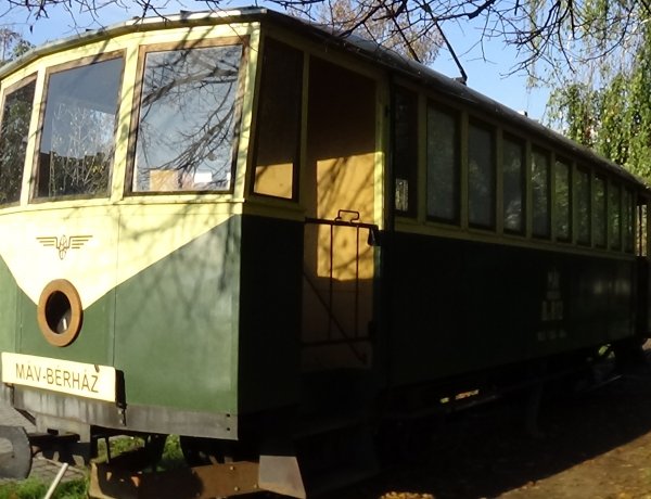 Ismeretlen tettesek rongálták meg a Hősök terén műemlékként álló villamost